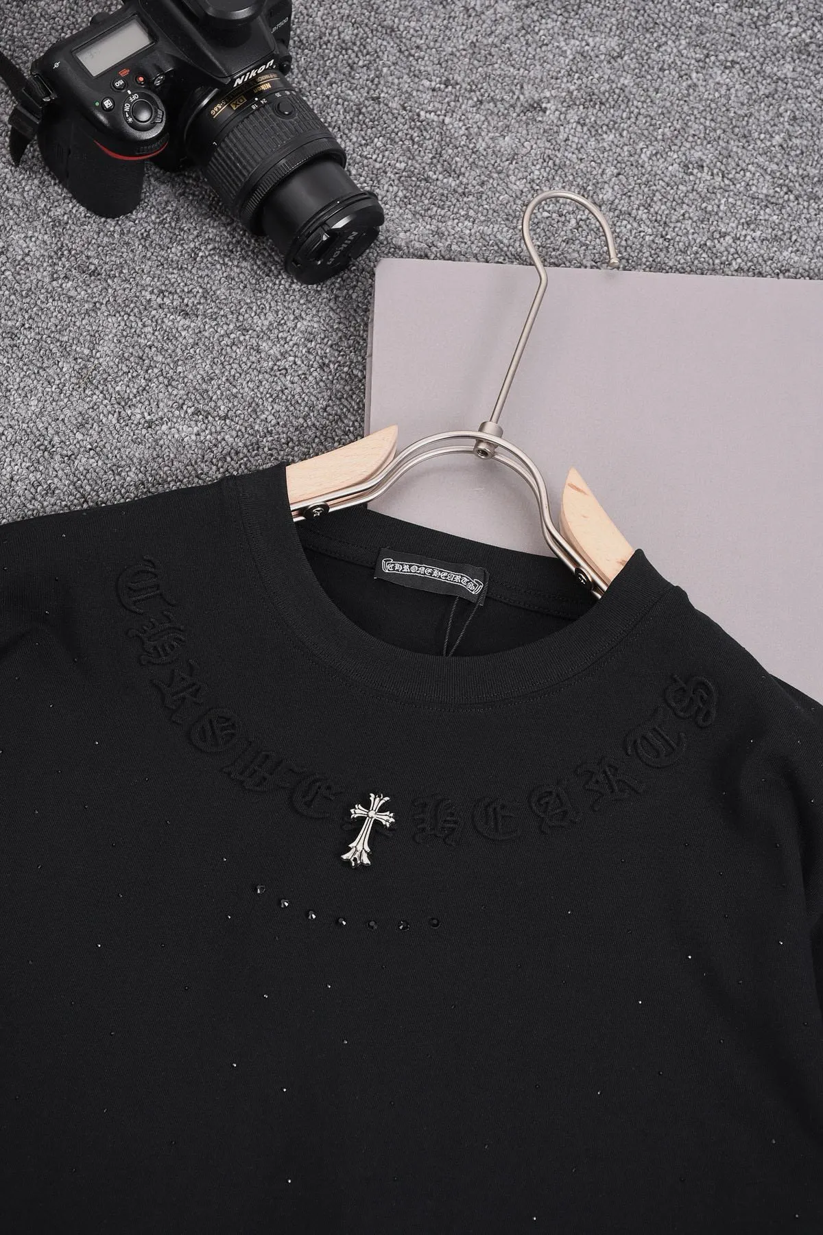 🅿️198 Chrome Hearts Select 280 grams of customized fabric [Top quality] Customized handmade hardware + concave and convex embossing + hot diamond embellishment process. Same style for men and women. Size: S M L XL XXL Color: black white